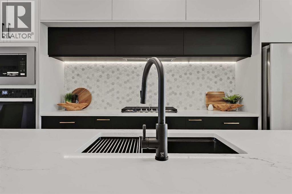 8136 47 Avenue Nw, Calgary, AB - Indoor Photo Showing Kitchen