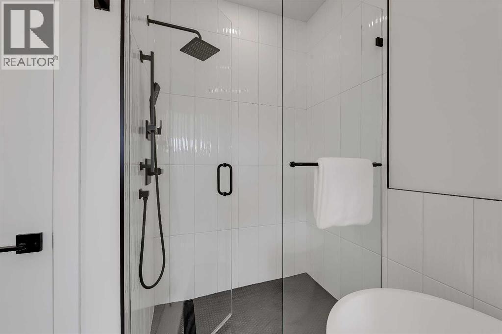 8136 47 Avenue Nw, Calgary, AB - Indoor Photo Showing Bathroom
