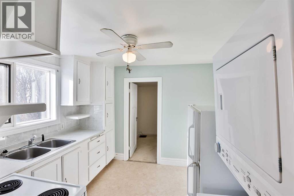 236 N 100 W, Raymond, AB - Indoor Photo Showing Kitchen With Double Sink