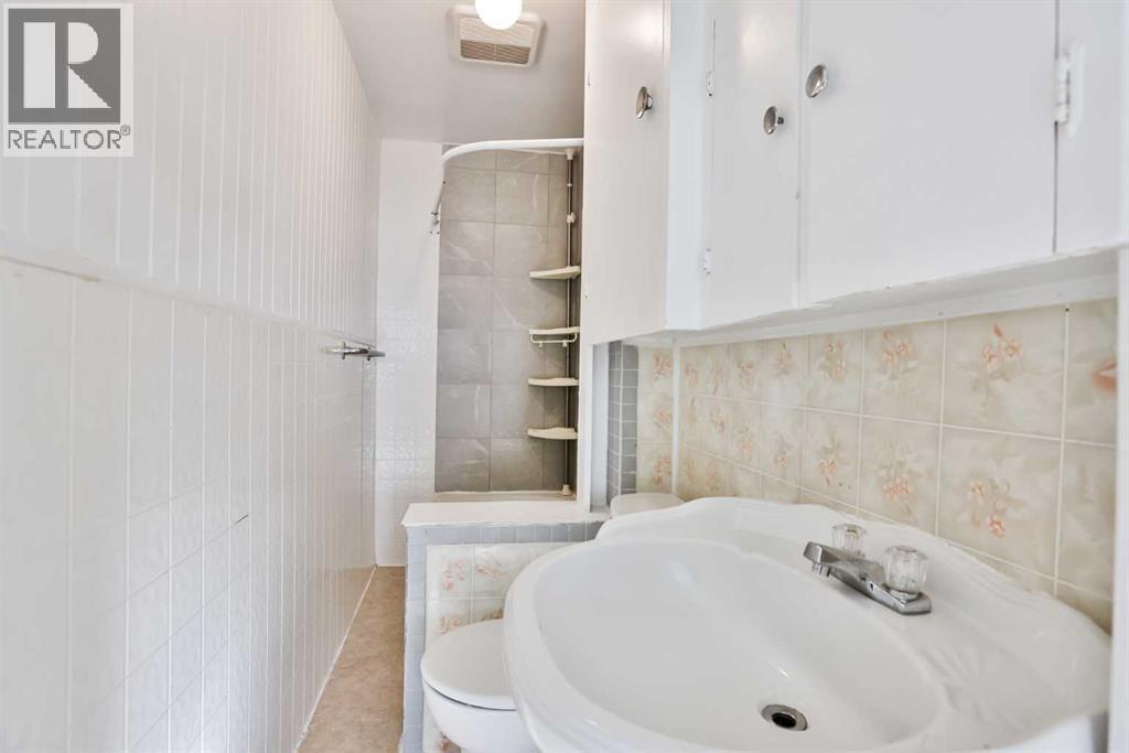 236 N 100 W, Raymond, AB - Indoor Photo Showing Bathroom