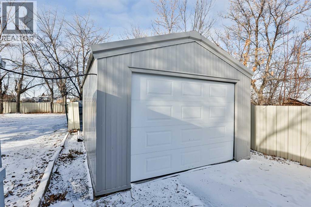 236 N 100 W, Raymond, AB - Outdoor