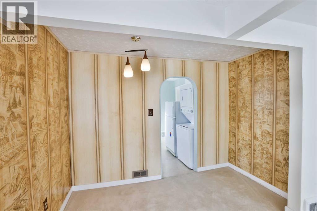 236 N 100 W, Raymond, AB - Indoor Photo Showing Other Room