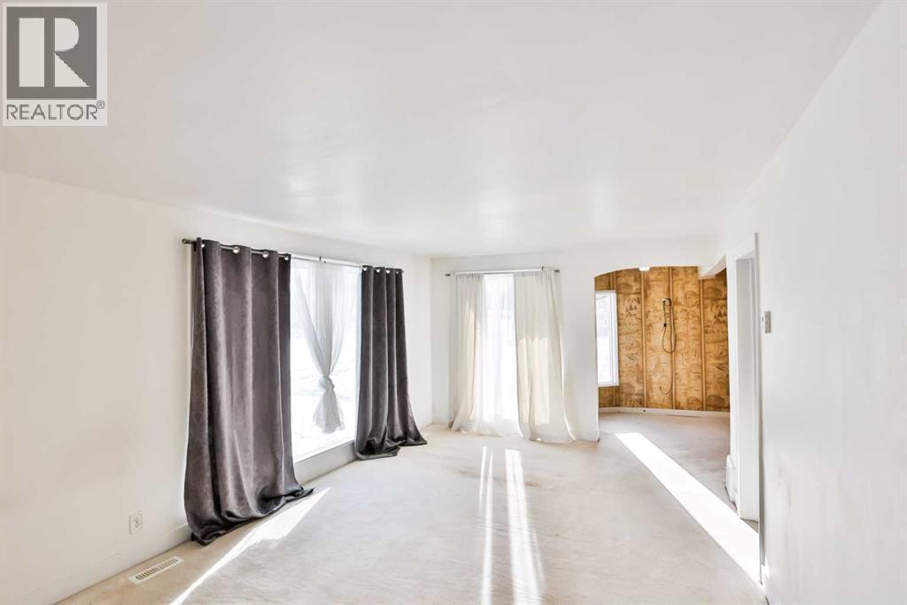 236 N 100 W, Raymond, AB - Indoor Photo Showing Other Room