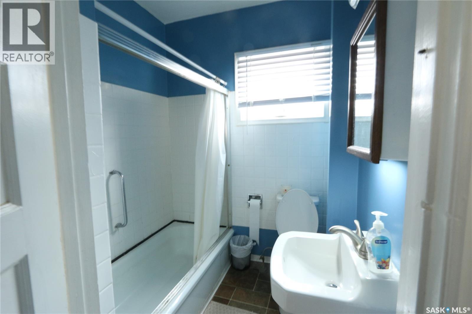 2305 Mcdonald Street, Regina, SK - Indoor Photo Showing Bathroom