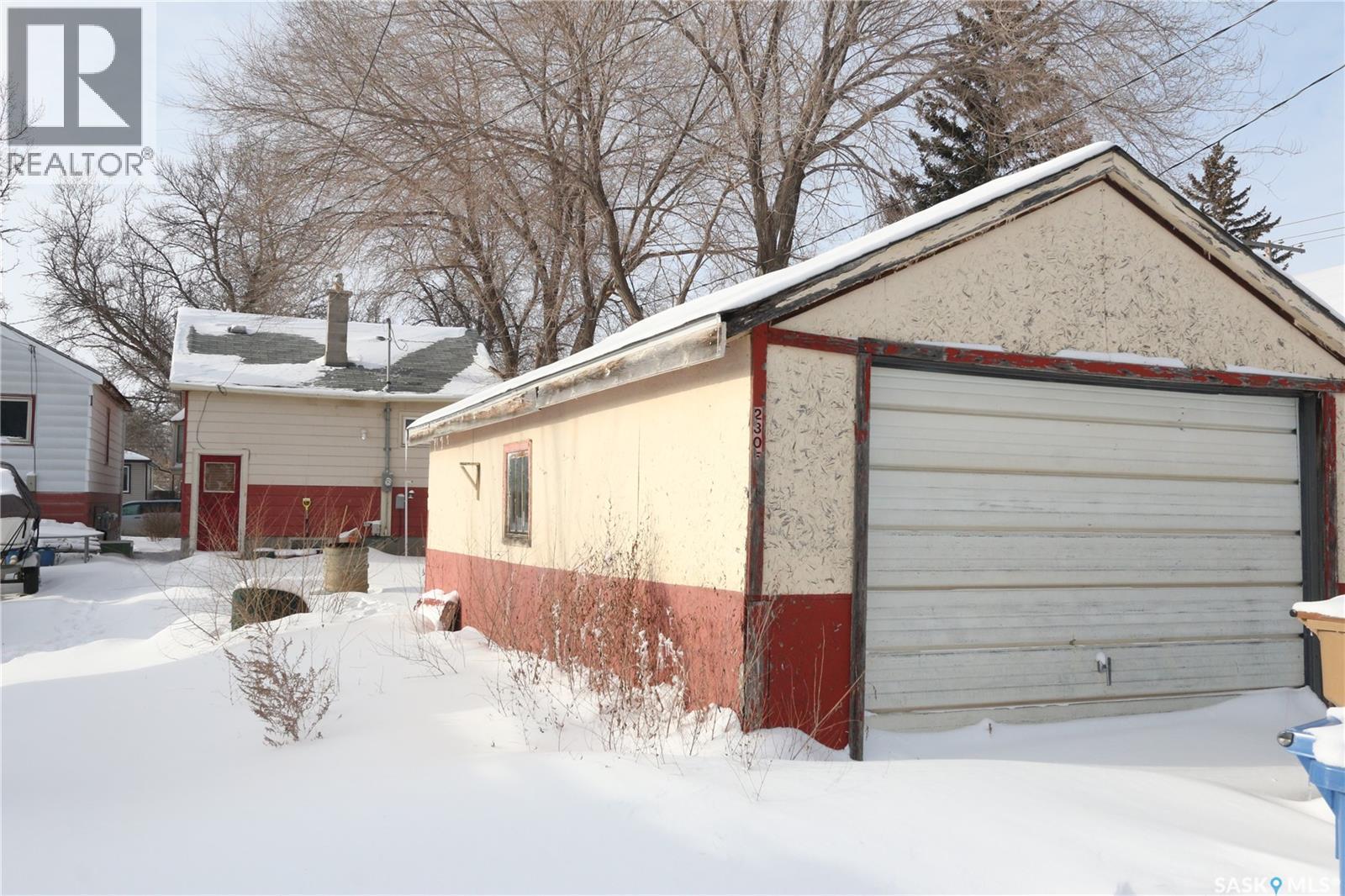 2305 Mcdonald Street, Regina, SK - Outdoor