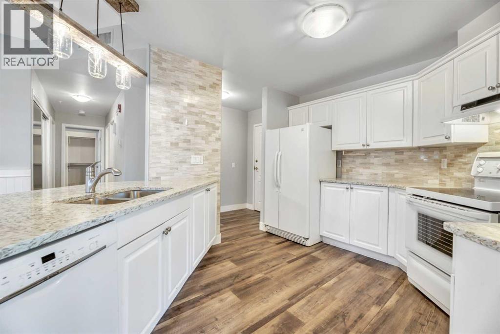 112, 43 Westlake Circle, Strathmore, AB - Indoor Photo Showing Kitchen With Double Sink