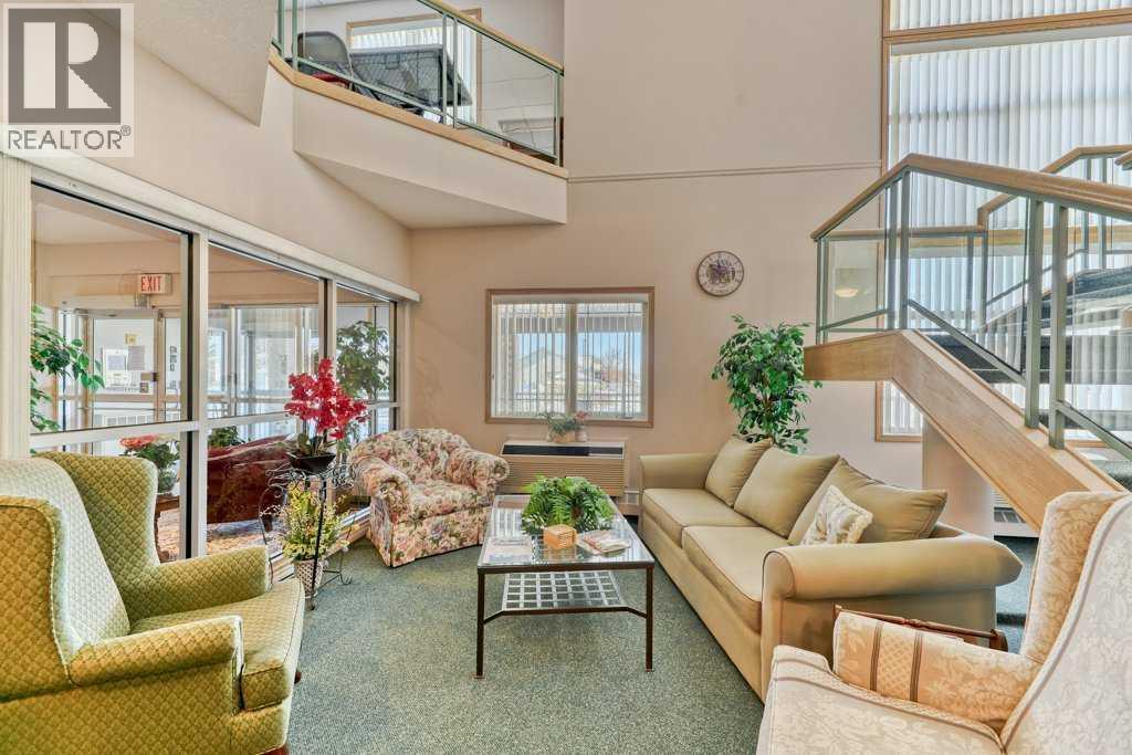 112, 43 Westlake Circle, Strathmore, AB - Indoor Photo Showing Living Room