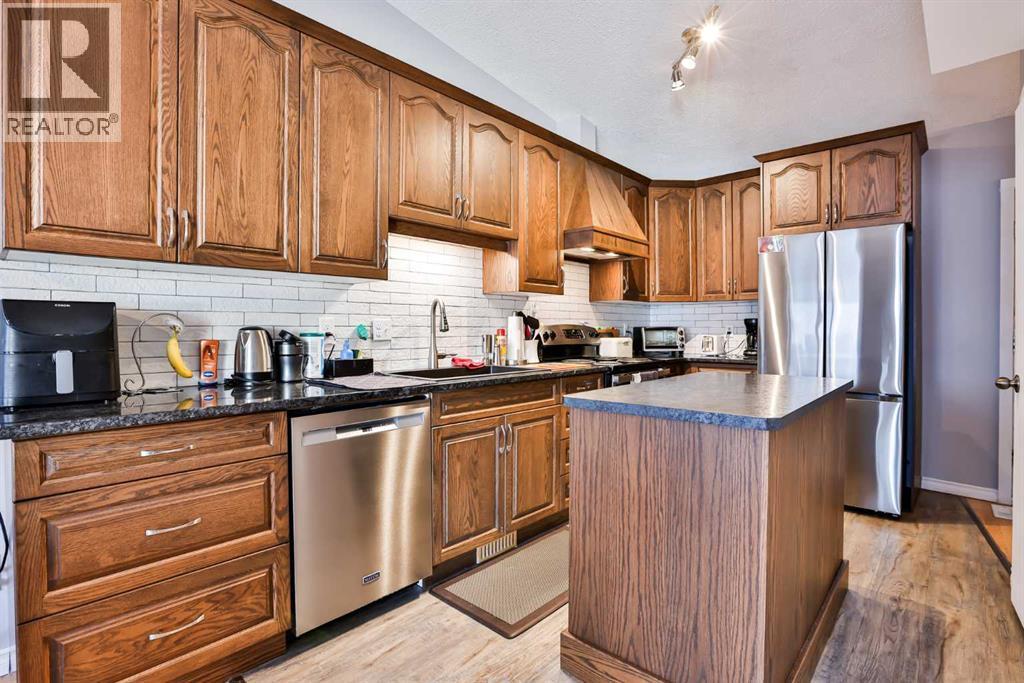 2, 135 Jerry Potts Boulevard W, Lethbridge, AB - Indoor Photo Showing Kitchen