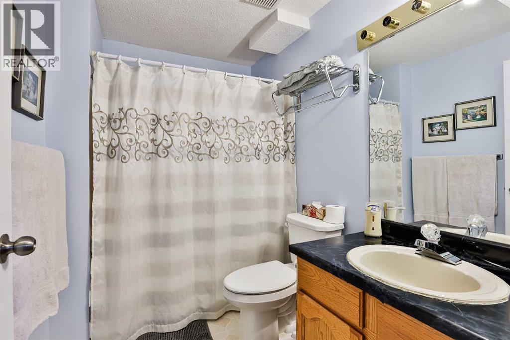 2, 135 Jerry Potts Boulevard W, Lethbridge, AB - Indoor Photo Showing Bathroom
