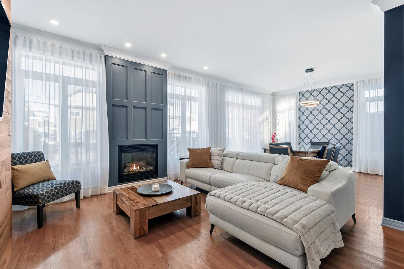 Salon - 55 Rue De Lavours, Terrebonne (Terrebonne), QC - Indoor Photo Showing Living Room With Fireplace
