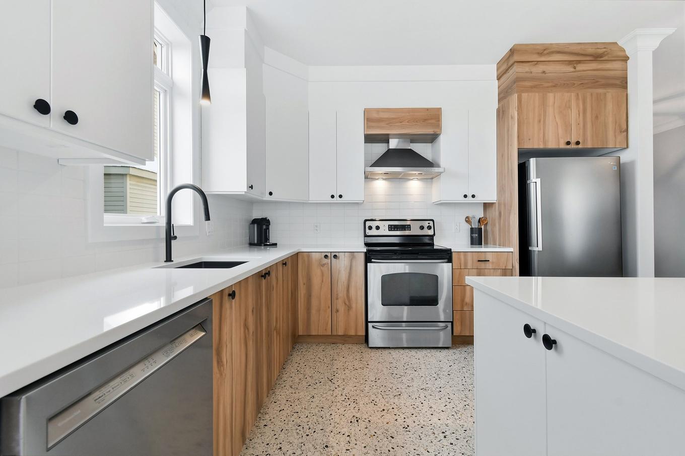 Cuisine - 55 Rue De Lavours, Terrebonne (Terrebonne), QC - Indoor Photo Showing Kitchen With Upgraded Kitchen