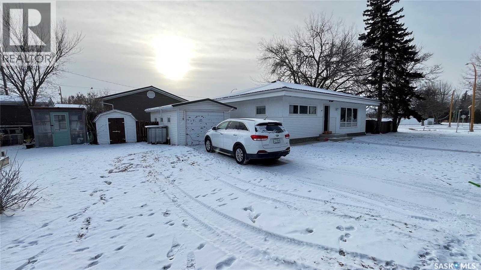 402 3Rd Avenue, Maple Creek, SK - Outdoor