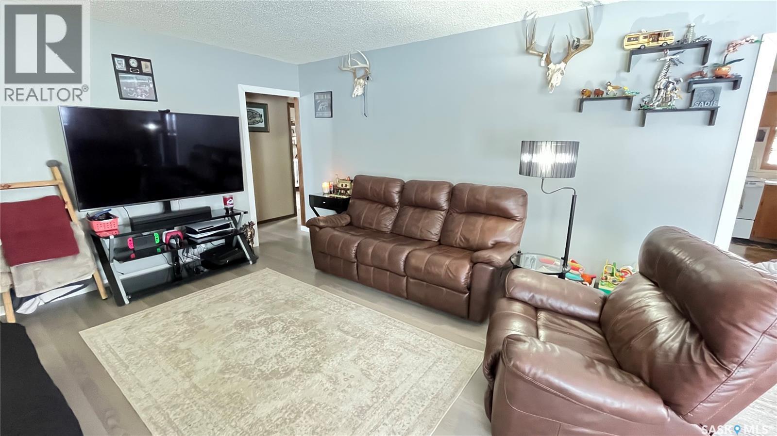 402 3Rd Avenue, Maple Creek, SK - Indoor Photo Showing Living Room