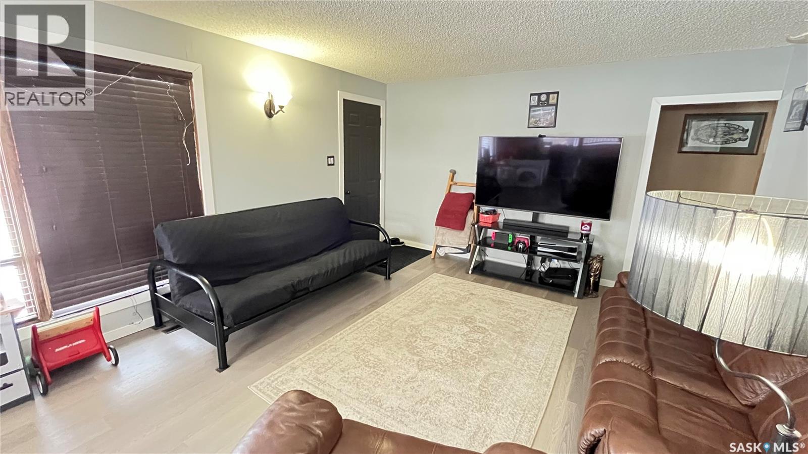 402 3Rd Avenue, Maple Creek, SK - Indoor Photo Showing Living Room