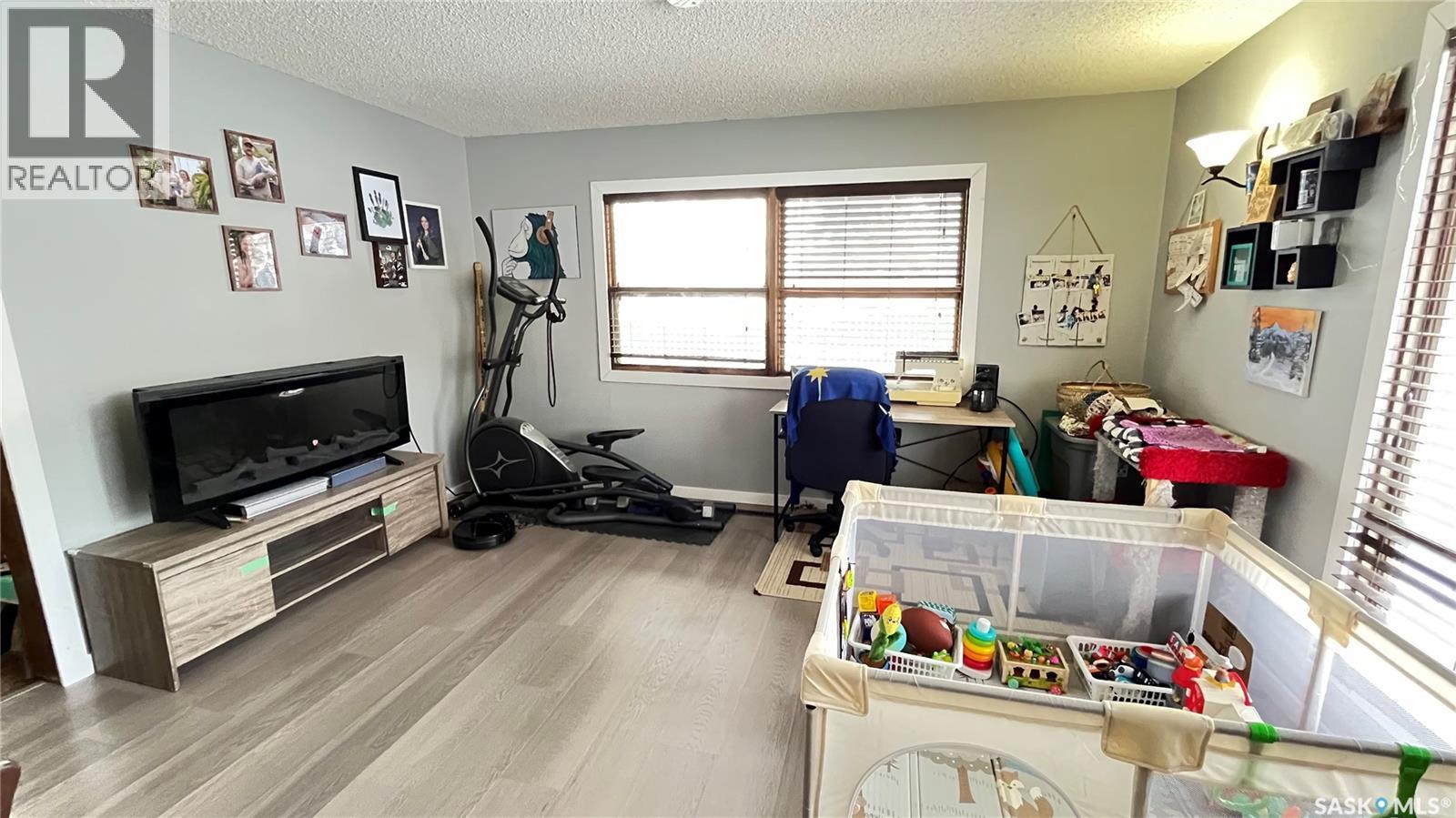 402 3Rd Avenue, Maple Creek, SK - Indoor