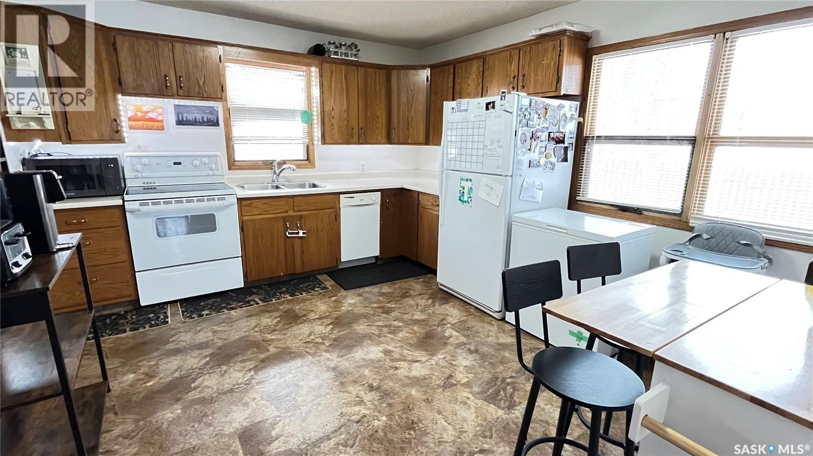 402 3Rd Avenue, Maple Creek, SK - Indoor Photo Showing Kitchen With Double Sink