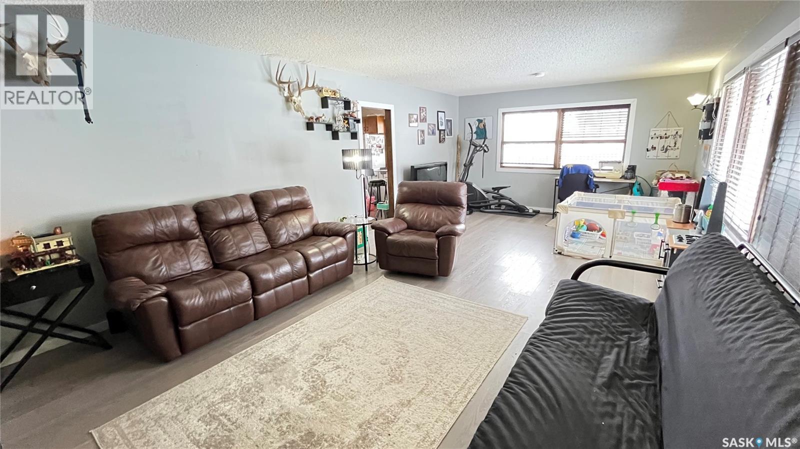 402 3Rd Avenue, Maple Creek, SK - Indoor Photo Showing Living Room