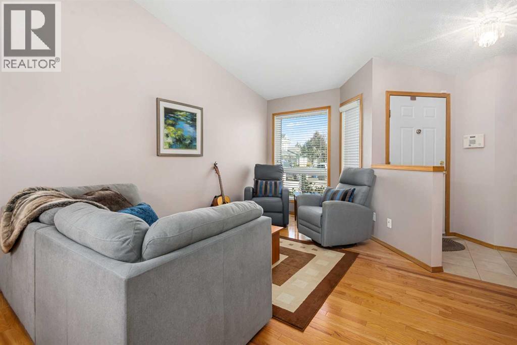 17, 1200 Milt Ford Lane, Carstairs, AB - Indoor Photo Showing Living Room