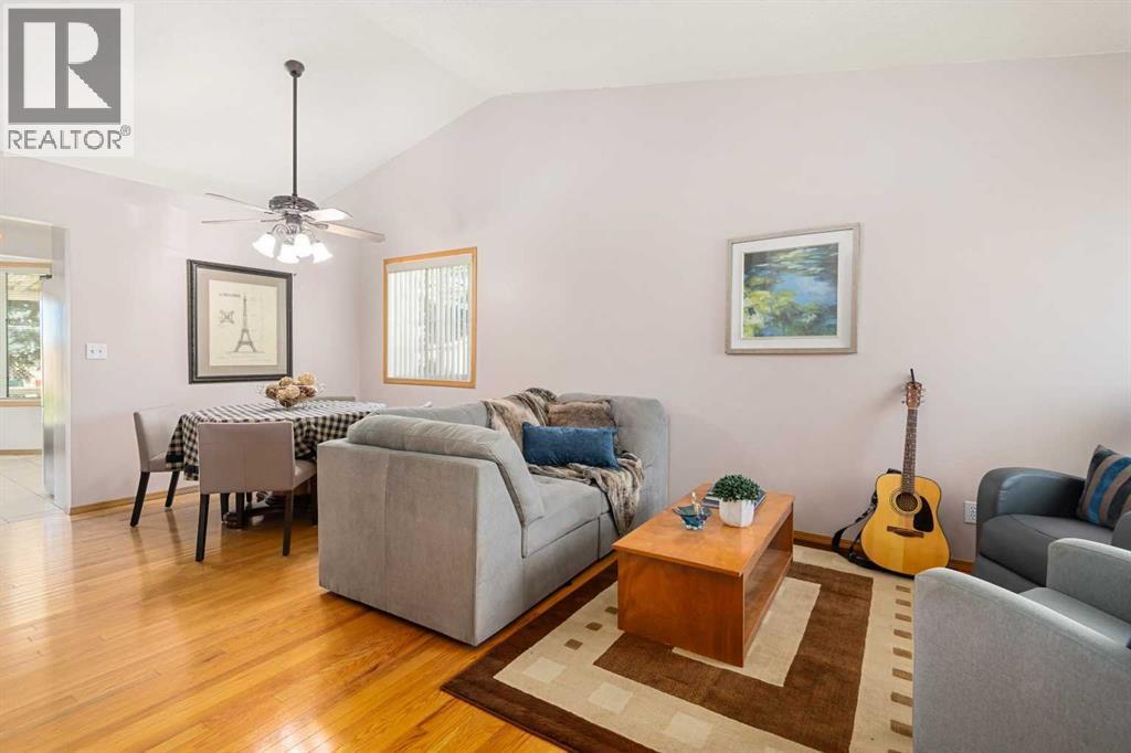 17, 1200 Milt Ford Lane, Carstairs, AB - Indoor Photo Showing Living Room