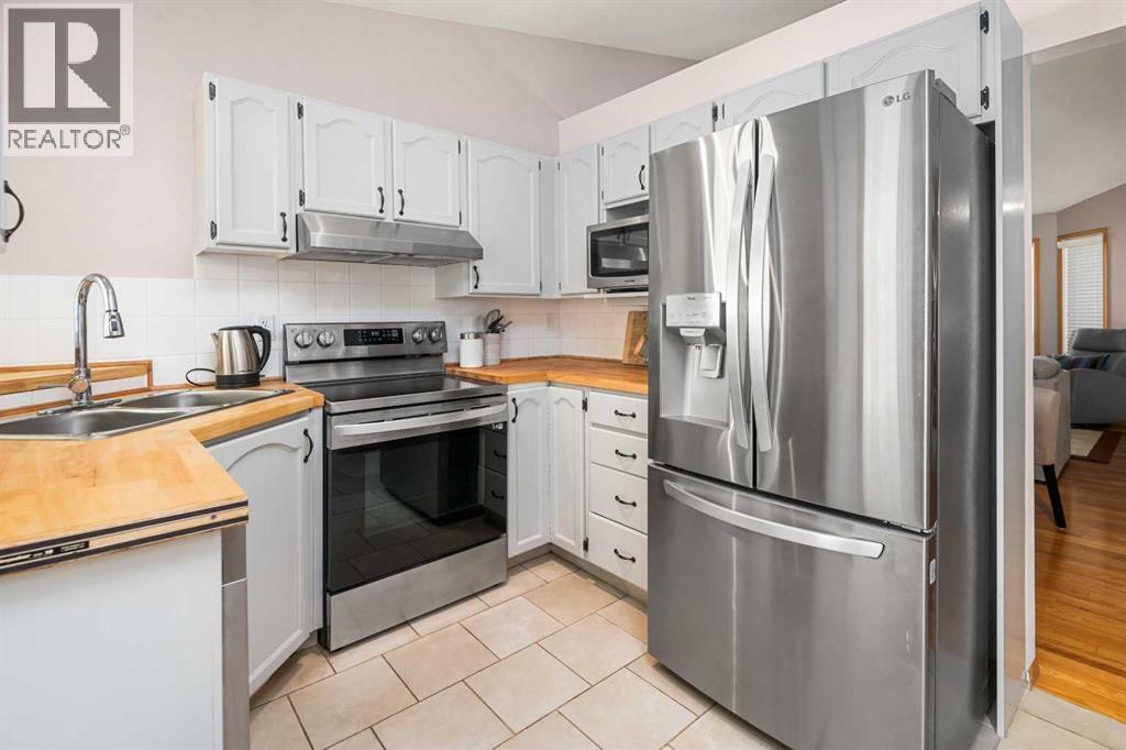 17, 1200 Milt Ford Lane, Carstairs, AB - Indoor Photo Showing Kitchen With Double Sink