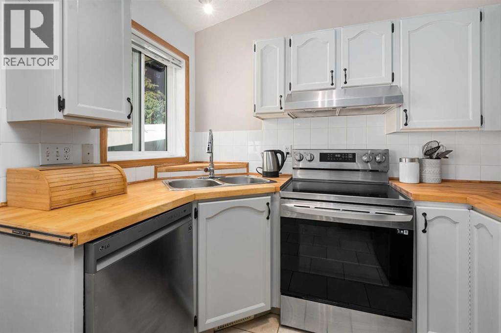17, 1200 Milt Ford Lane, Carstairs, AB - Indoor Photo Showing Kitchen With Double Sink