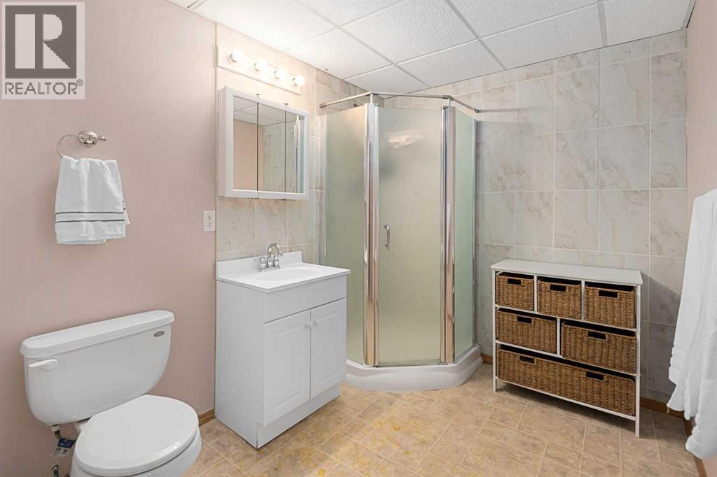 17, 1200 Milt Ford Lane, Carstairs, AB - Indoor Photo Showing Bathroom