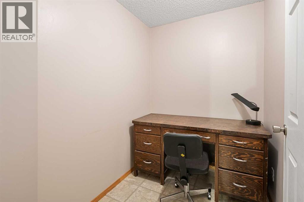17, 1200 Milt Ford Lane, Carstairs, AB - Indoor Photo Showing Office