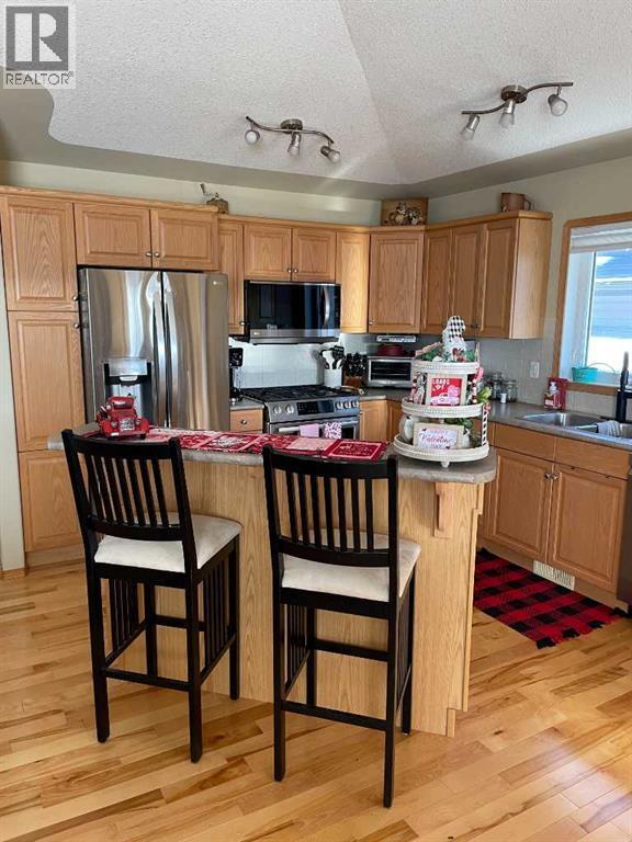 37 Terrace Green Ne, Medicine Hat, AB - Indoor Photo Showing Kitchen With Double Sink