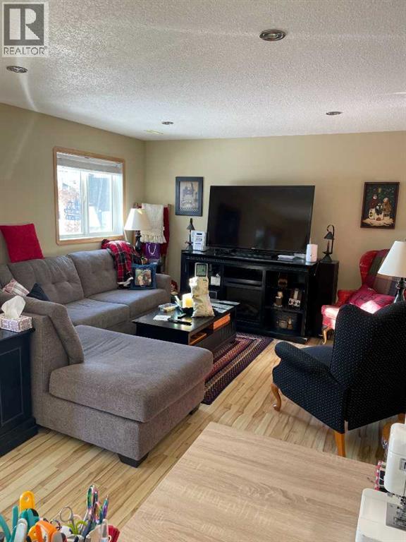 37 Terrace Green Ne, Medicine Hat, AB - Indoor Photo Showing Living Room