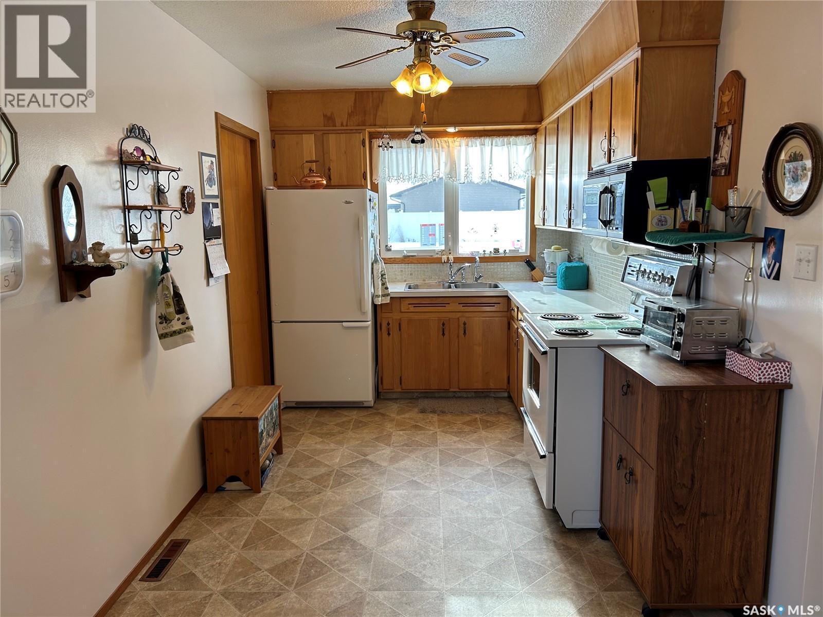 1187 Currie Crescent, Moose Jaw, SK - Indoor Photo Showing Kitchen With Double Sink