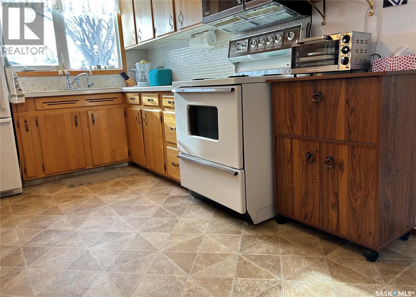 1187 Currie Crescent, Moose Jaw, SK - Indoor Photo Showing Kitchen