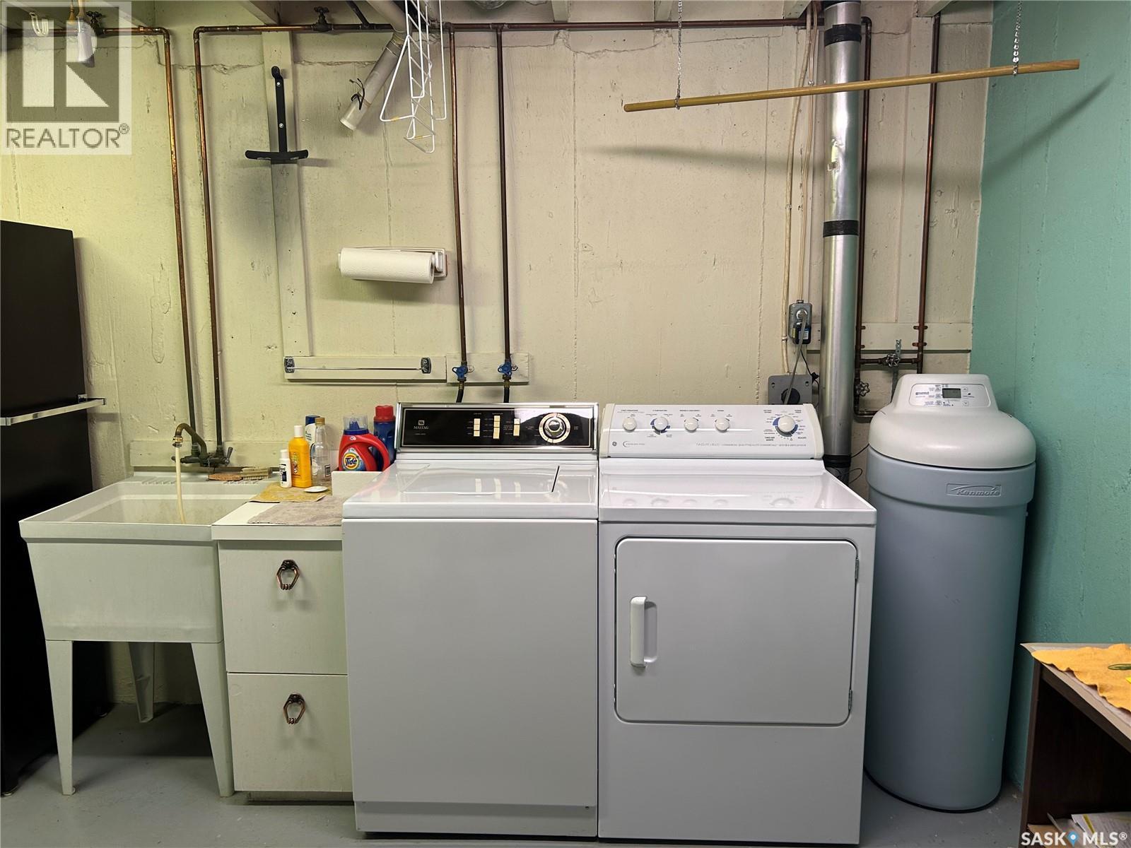 1187 Currie Crescent, Moose Jaw, SK - Indoor Photo Showing Laundry Room