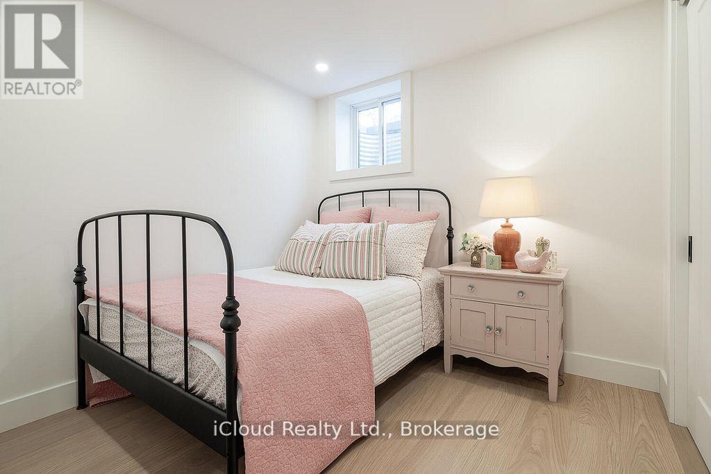 5389 Kindos Street, Burlington, ON - Indoor Photo Showing Bedroom