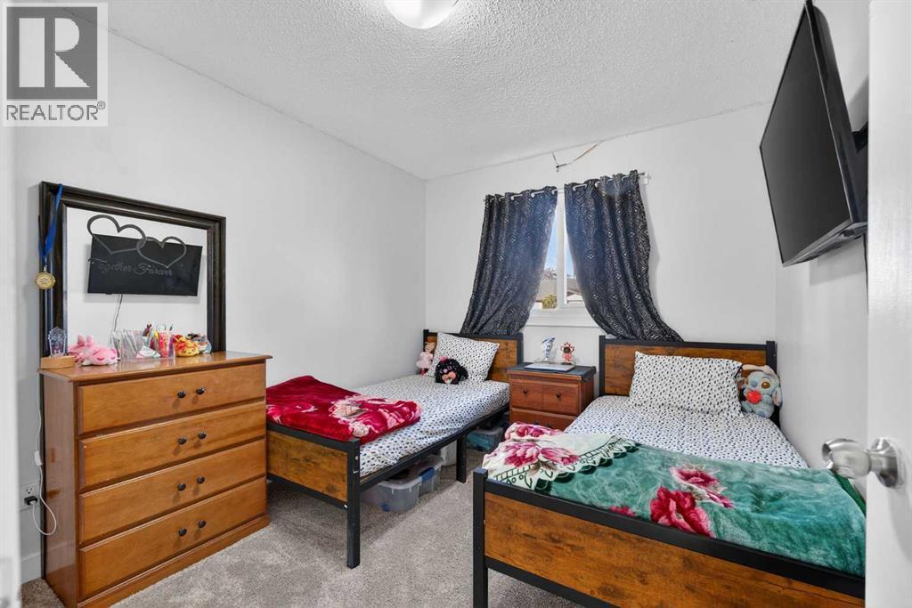 8 Malvern Crescent Ne, Calgary, AB - Indoor Photo Showing Bedroom