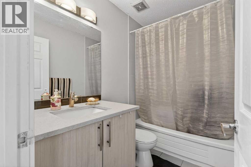 8 Malvern Crescent Ne, Calgary, AB - Indoor Photo Showing Bathroom