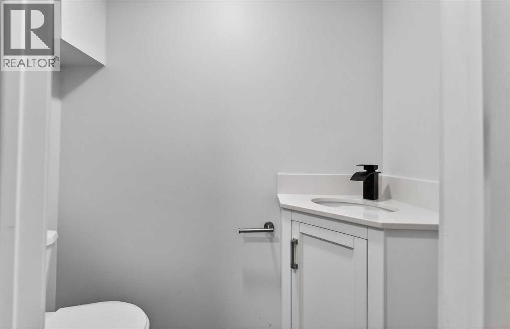 8 Malvern Crescent Ne, Calgary, AB - Indoor Photo Showing Bathroom