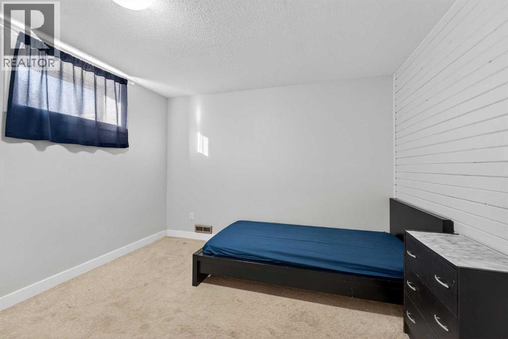 8 Malvern Crescent Ne, Calgary, AB - Indoor Photo Showing Other Room