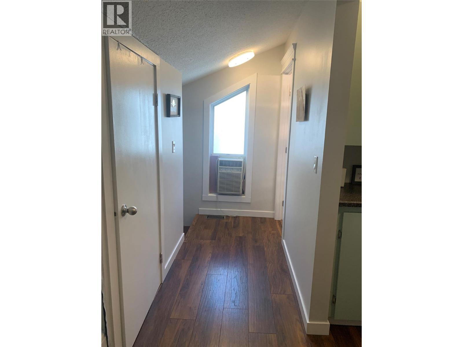 Upper hall in loft - 3155 Gordon Drive Unit# 407, Kelowna, BC - Indoor Photo Showing Other Room