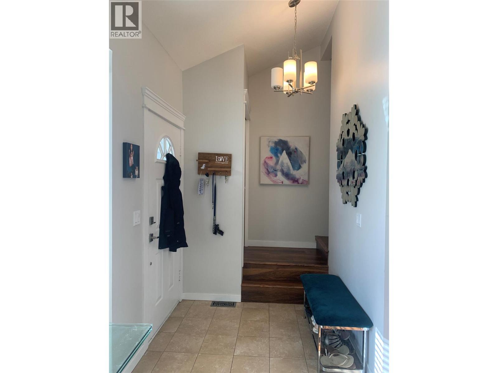 Entrance with tile floor - 3155 Gordon Drive Unit# 407, Kelowna, BC - Indoor Photo Showing Other Room