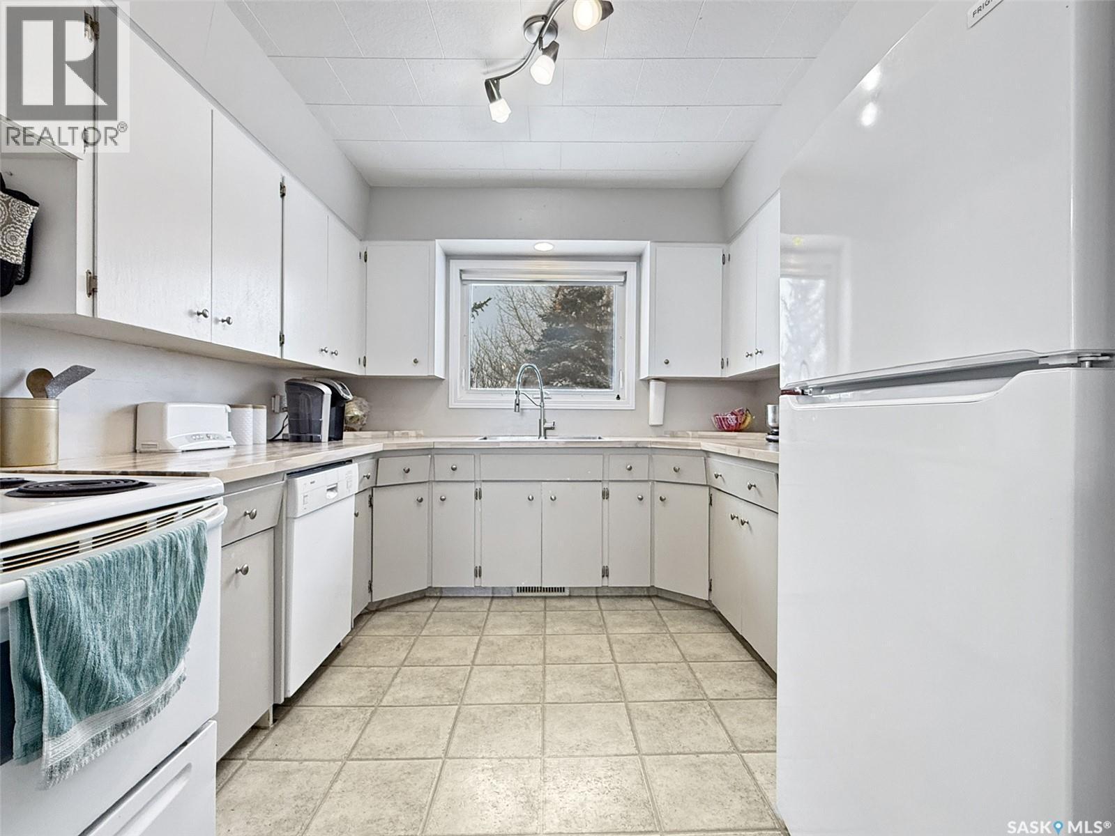 Rm Of Coulee Acreage, Coulee Rm No. 136, SK - Indoor Photo Showing Kitchen