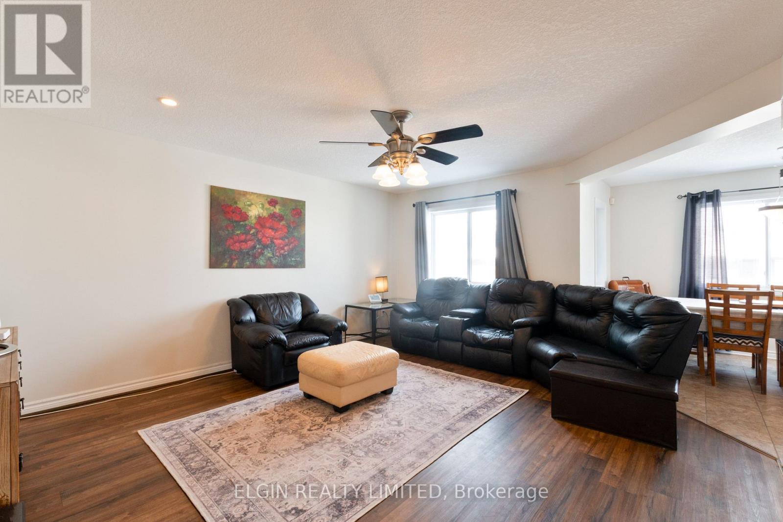 18 Peach Tree Boulevard, St. Thomas, ON - Indoor Photo Showing Living Room
