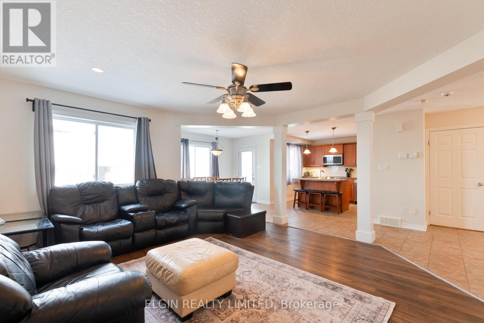 18 Peach Tree Boulevard, St. Thomas, ON - Indoor Photo Showing Living Room