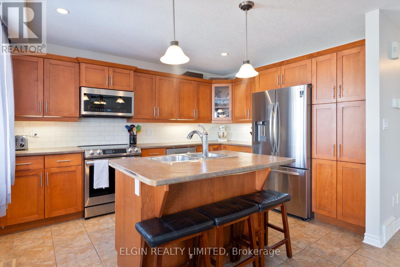 18 Peach Tree Boulevard, St. Thomas, ON - Indoor Photo Showing Kitchen With Double Sink