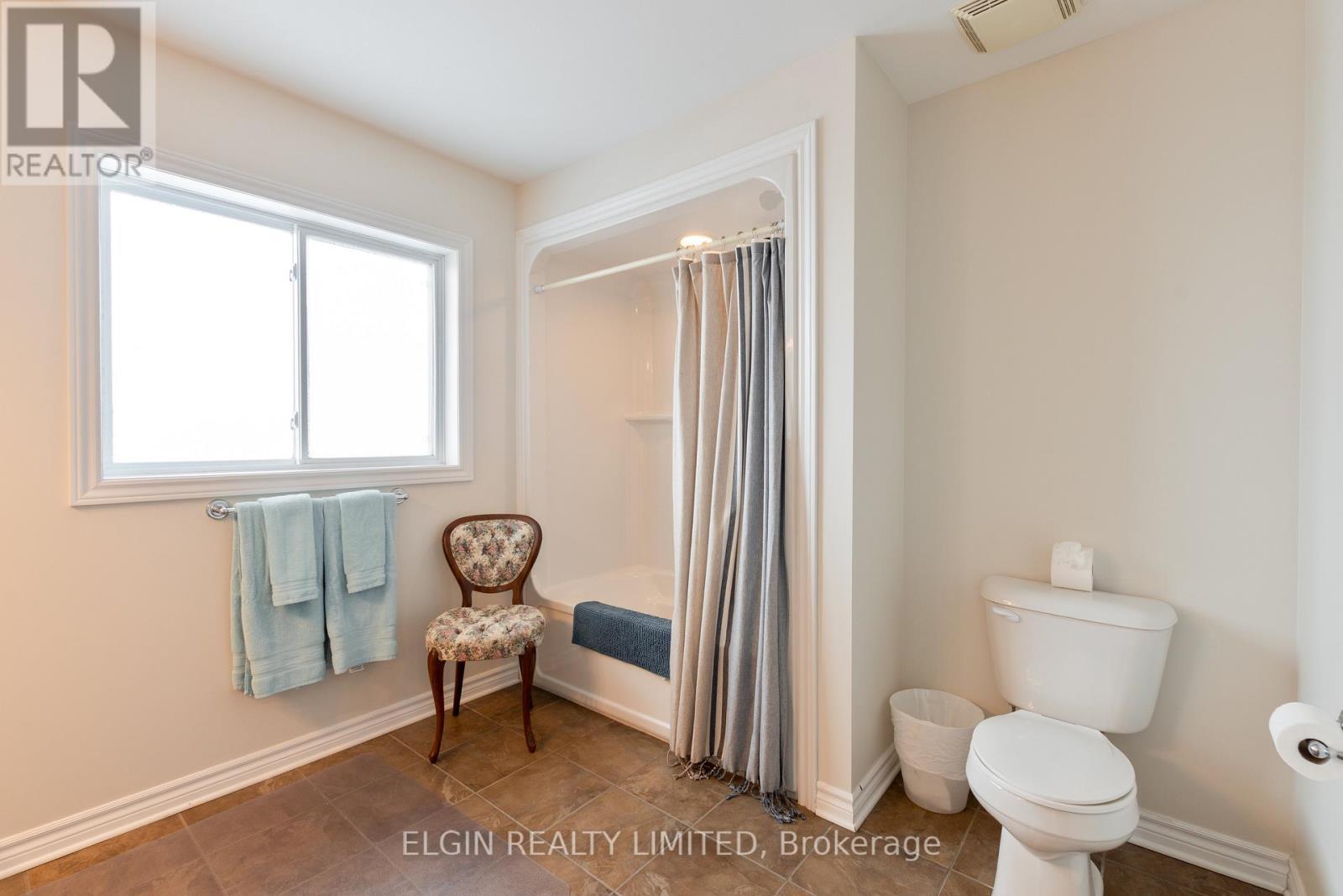 18 Peach Tree Boulevard, St. Thomas, ON - Indoor Photo Showing Bathroom