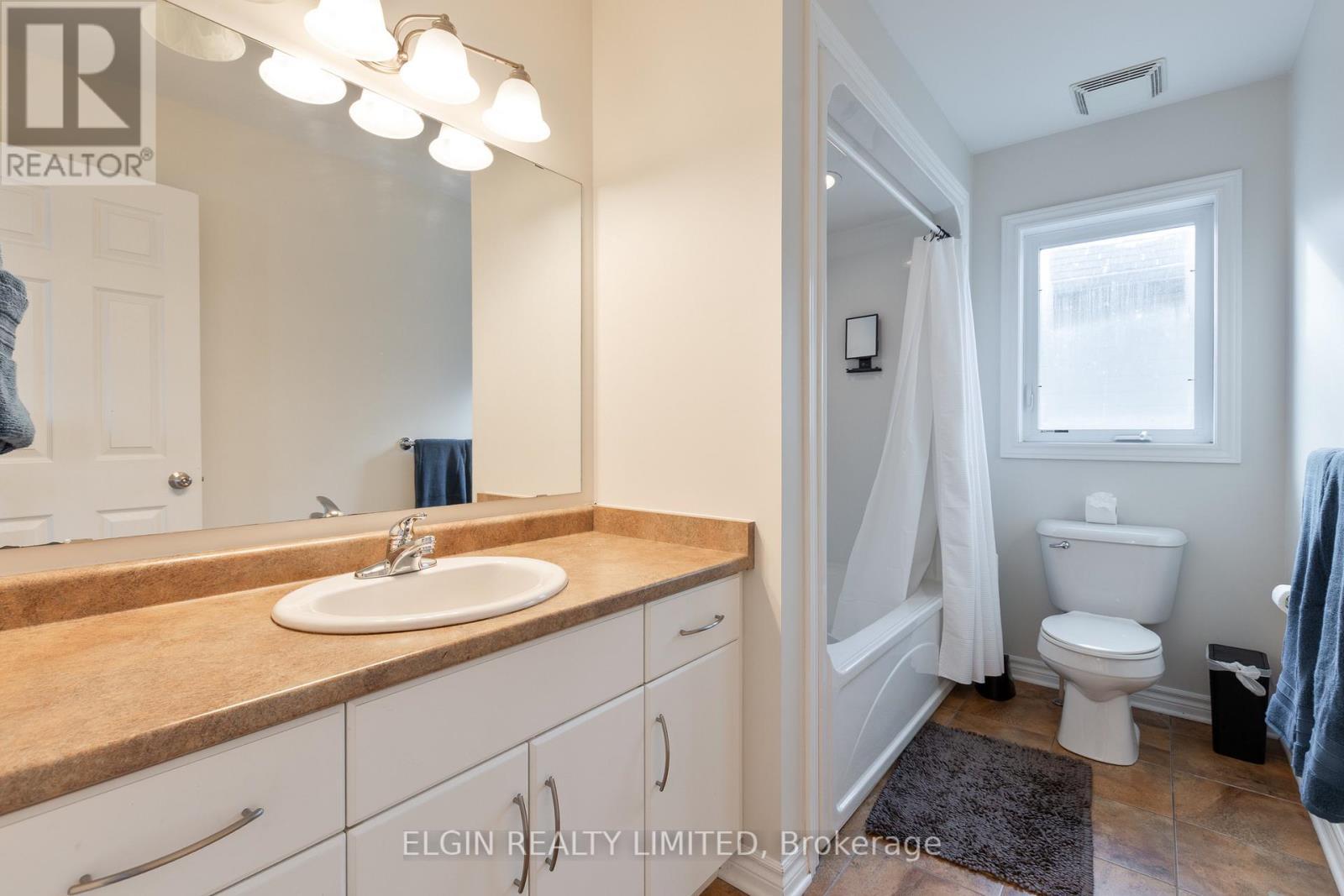18 Peach Tree Boulevard, St. Thomas, ON - Indoor Photo Showing Bathroom