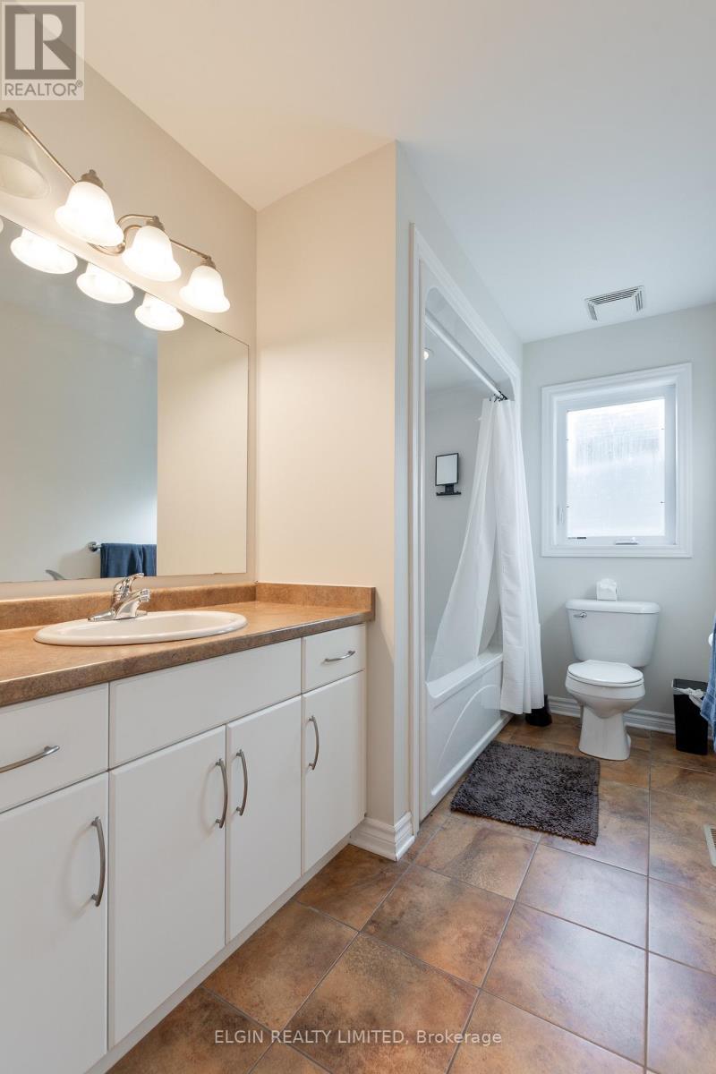 18 Peach Tree Boulevard, St. Thomas, ON - Indoor Photo Showing Bathroom