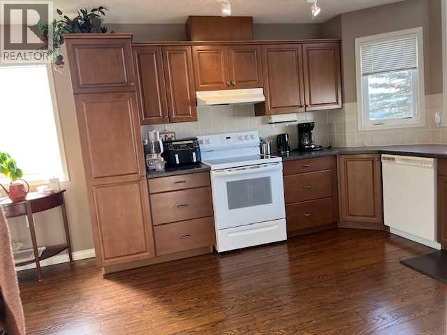 901 Nativity Bay, Rural Rocky View County, AB - Indoor Photo Showing Kitchen