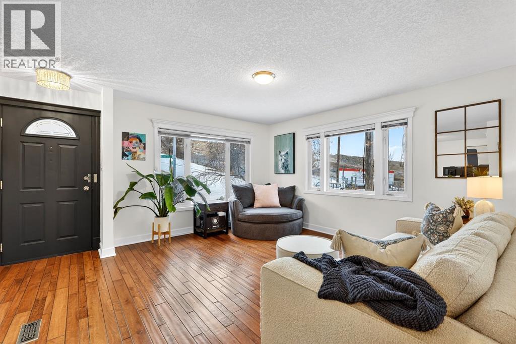 101 12A Street Ne, Calgary, AB - Indoor Photo Showing Living Room