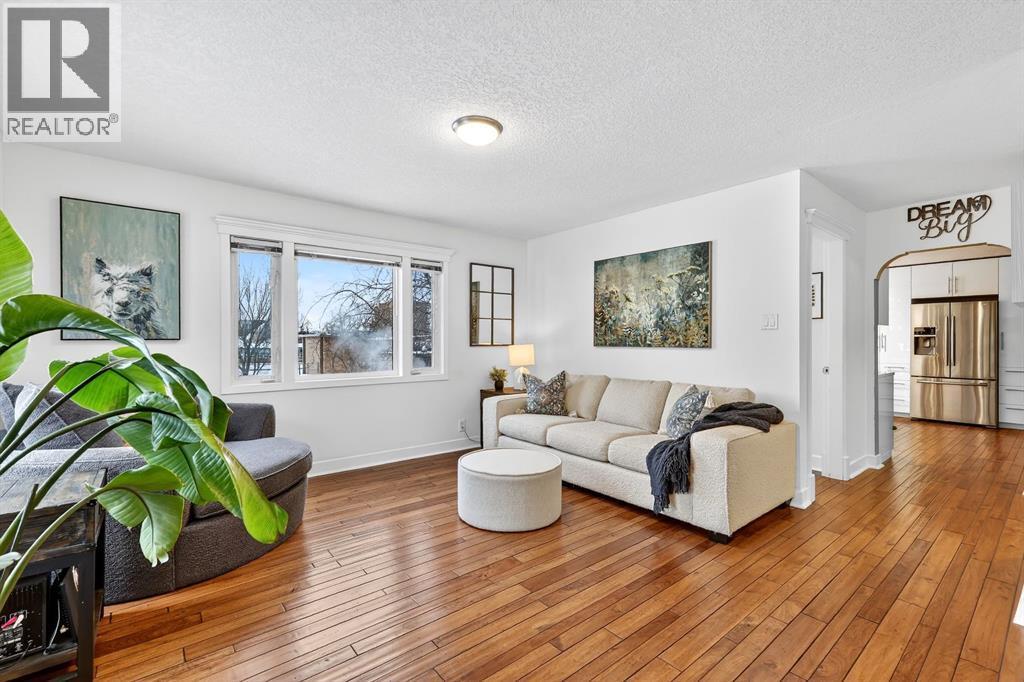 101 12A Street Ne, Calgary, AB - Indoor Photo Showing Living Room