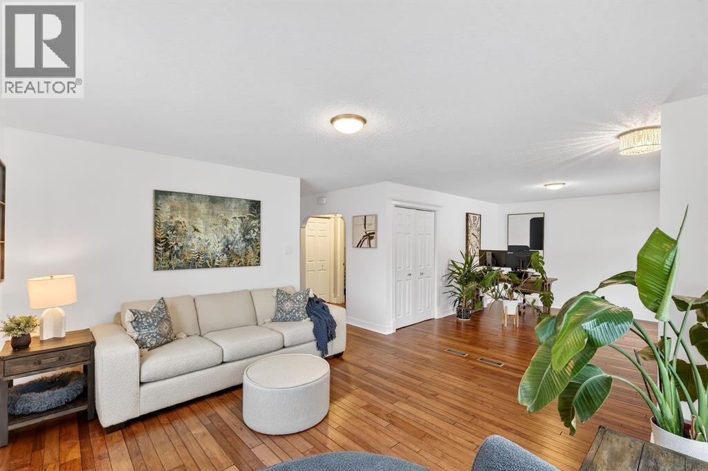 101 12A Street Ne, Calgary, AB - Indoor Photo Showing Living Room
